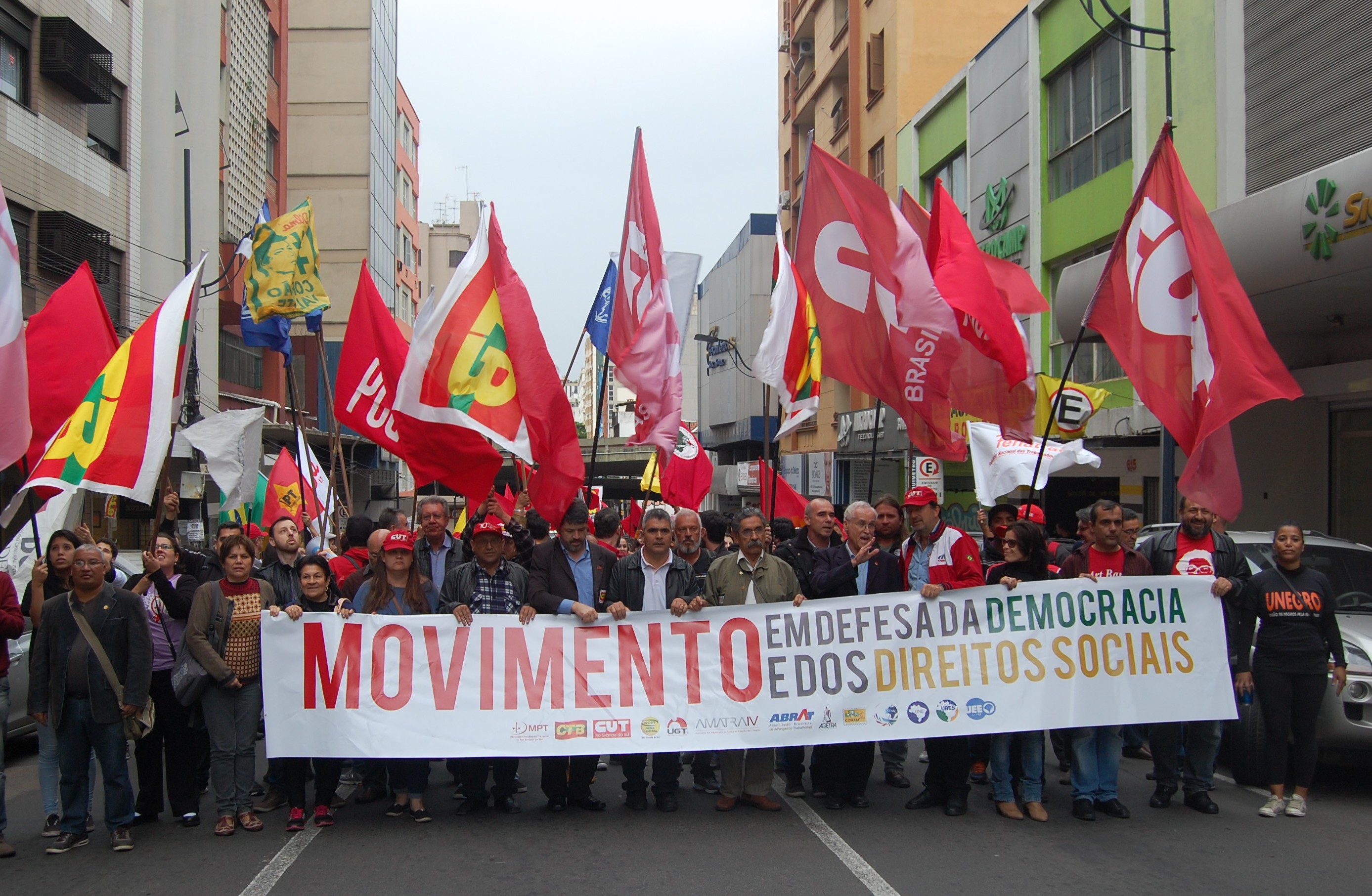 Sindicomerciários Viamão participa do Movimento em Defesa da Democracia e  dos Direitos Sociais que reuniu mais de mil pessoas em Porto Alegre –  SINDICOMERCIÁRIOS – Sindicato dos Empregados no Comércio de Viamão – RS